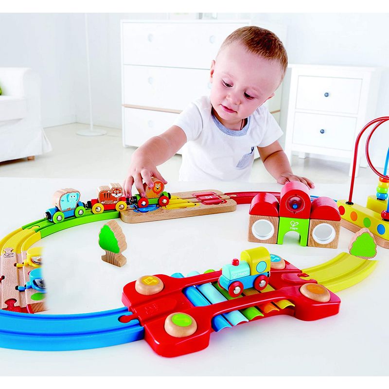 Jucarii, Copii si Bebe - Jucarii si jocuri - Jucarii bebelusi - Jucarii interactive bebelusi - Hape sina de tren curcubeu - Infinity.ro