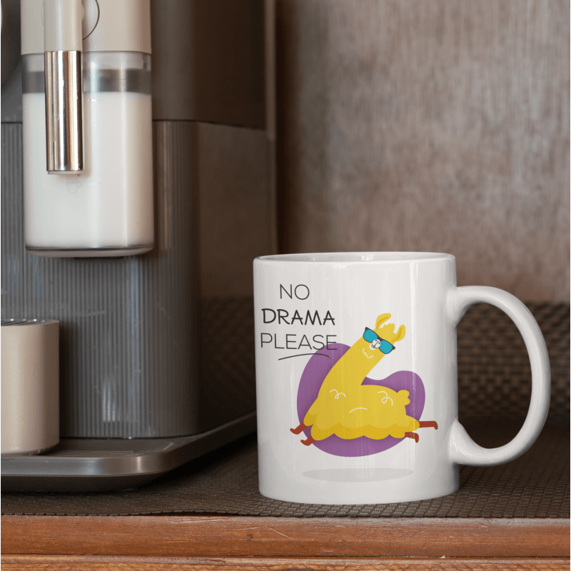 Casa si Gradina - Bucatarie si vesela - Cani si pahare - Cani si cesti - Cana alba personalizata cu lama si textul No drama please, INOVATIX®. 330ml - Infinity.ro