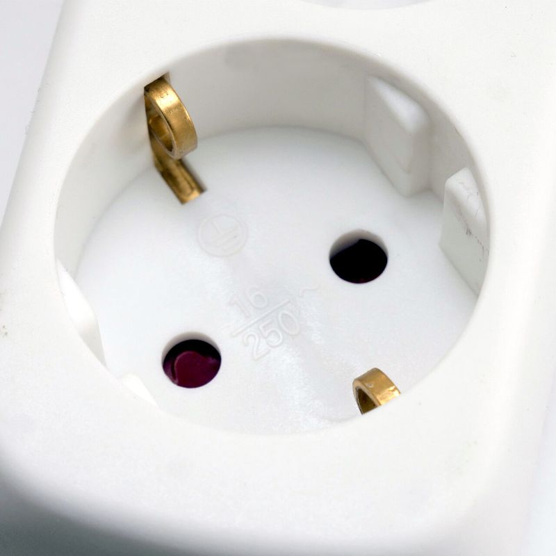 Casa si Gradina - Electrice - Accesorii electrice - Prelungitoare, triple, fise - Prelungitor electric 3 m, 5 prize cu intrerupator, BEOROL - Infinity.ro