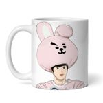 Casa si Gradina - Bucatarie si vesela - Cani si pahare - Cani si cesti - Cana alba personalizata, Jin BTS cu caciula iepure roz, INOVATIX®. 330ml - Infinity.ro