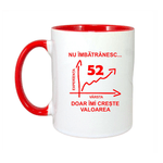 Casa si Gradina - Bucatarie si vesela - Cani si pahare - Cani si cesti - Cana maner rosu personalizata "Nu imbatranesc doar imi creste valoarea, 52 ani", INOVATIX®. 330ml - Infinity.ro