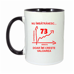 Casa si Gradina - Bucatarie si vesela - Cani si pahare - Cani si cesti - Cana maner negru personalizata "Nu imbatranesc doar imi creste valoarea, 73 ani", INOVATIX®. 330ml - Infinity.ro