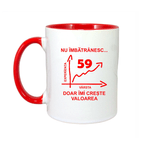 Casa si Gradina - Bucatarie si vesela - Cani si pahare - Cani si cesti - Cana maner rosu personalizata "Nu imbatranesc doar imi creste valoarea, 59 ani", INOVATIX®. 330ml - Infinity.ro