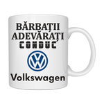 Casa si Gradina - Bucatarie si vesela - Cani si pahare - Cani si cesti - Cana alba personalizata „Barbatii adevarati conduc VOLKSWAGEN”, INOVATIX®. 330ml - Infinity.ro