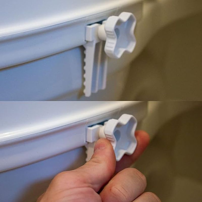 Casa si Gradina - Sanitare - Obiecte sanitare - Accesorii vase de toaleta - Inaltator WC cu capac Linomag®, 10cm, colac PU moale, prindere reglabila, confort sporit, Alb/Albastru - Infinity.ro