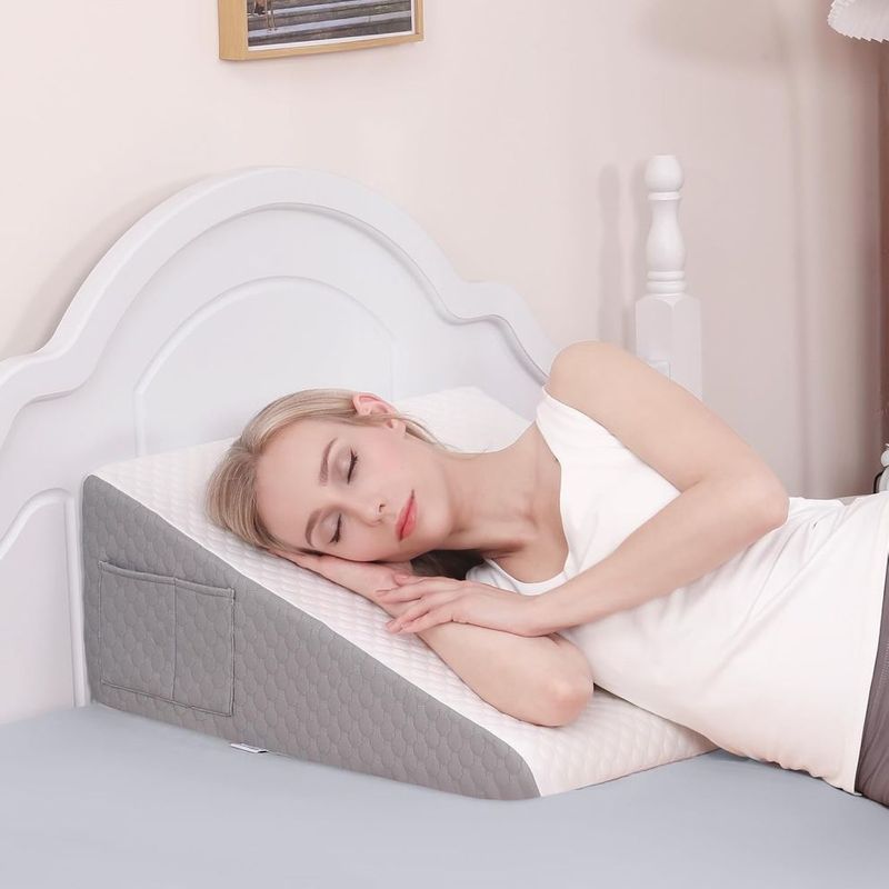 Casa si Gradina - Textile si covoare - Perne si pilote - Perne - Perna Suport cu Plan Inclinat din Spuma cu Memorie, Linomag®, Multifunctionala, Lavabila, Alb/Gri carbon, 61x61x25.5cm - Infinity.ro