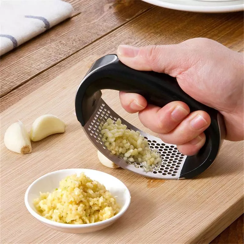 Casa si Gradina - Bucatarie si vesela - Ustensile bucatarie - Seturi ustensile de bucatarie - Zdrobitor pentru usturoi, argintiu/negru,Gonga® - Infinity.ro