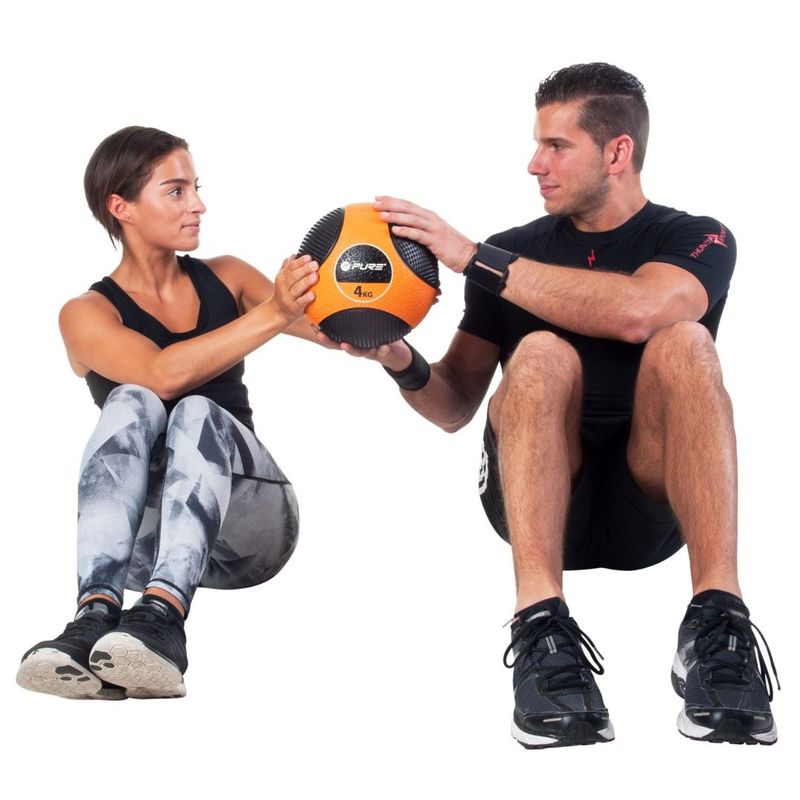 Sport si Outdoor - Fitness - Accesorii fitness - Mingi de fitness - Minge medicinala 4 kg Pure 2 Improve – Portocaliu/Negru, din cauciuc, pentru antrenamente functionale - Infinity.ro