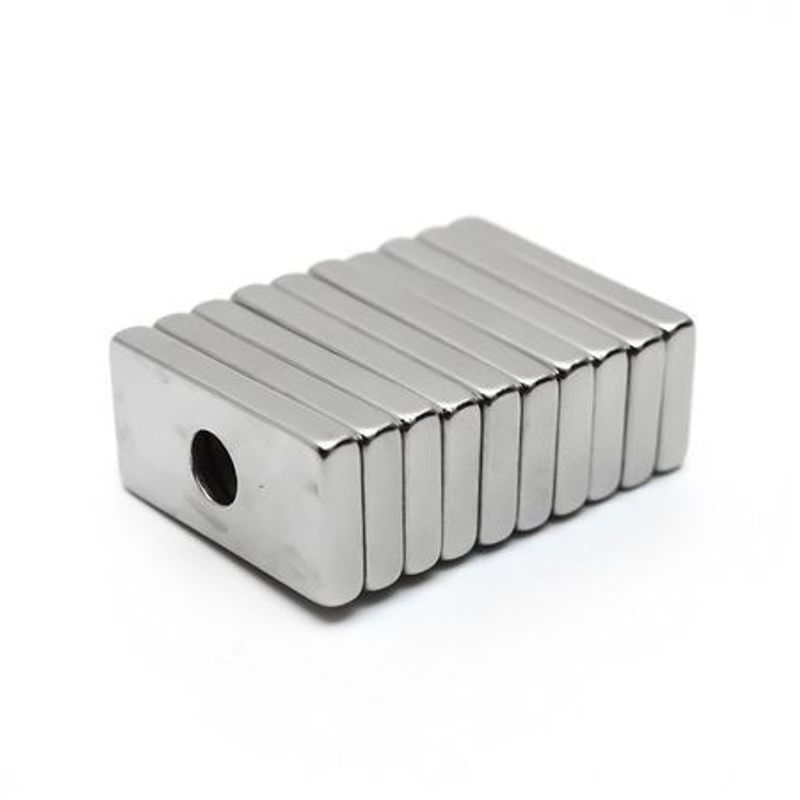 Casa si Gradina - Constructii - Feronerie si accesorii - Suruburi, dibluri si accesorii uz general - Magnet puternic neodim bloc 20 mm x 10 mm x 3 mm cu gaura de sustinere de 4 mm diametru - Infinity.ro