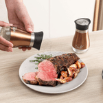 Casa si Gradina - Bucatarie si vesela - Ustensile bucatarie - Rasnite si dozatoare condimente - Set 2 Solnite Sare si Piper cu Suport Elegant din Inox, Culoare Maro ABYZ accesorii Practice si Moderne pentru Bucatarie - Infinity.ro