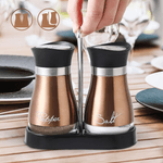 Casa si Gradina - Bucatarie si vesela - Ustensile bucatarie - Rasnite si dozatoare condimente - Set 2 Solnite Sare si Piper cu Suport Elegant din Inox, Culoare Maro ABYZ accesorii Practice si Moderne pentru Bucatarie - Infinity.ro