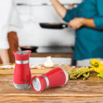 Casa si Gradina - Bucatarie si vesela - Ustensile bucatarie - Rasnite si dozatoare condimente - Set 2 Solnite Sare si Piper cu Suport Elegant din Inox, Culoare Rosu ABYZ accesorii Practice si Moderne pentru Bucatarie - Infinity.ro