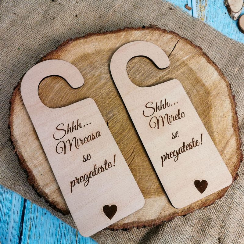 Casa si Gradina - Gradina si terasa - Decoratiuni exterior - Ornamente gradina - Set 2 Agatatoare HH1632 Decor Semn de Usa din lemn Personalizat Mire si Mireasa - Infinity.ro