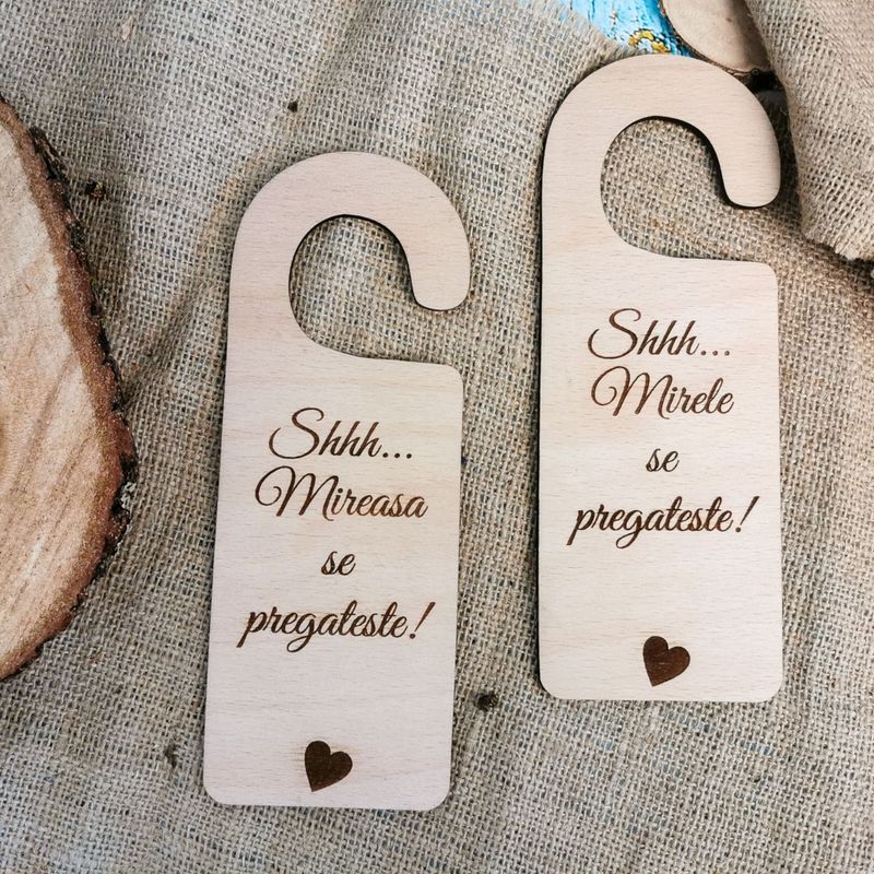 Casa si Gradina - Gradina si terasa - Decoratiuni exterior - Ornamente gradina - Set 2 Agatatoare HH1632 Decor Semn de Usa din lemn Personalizat Mire si Mireasa - Infinity.ro