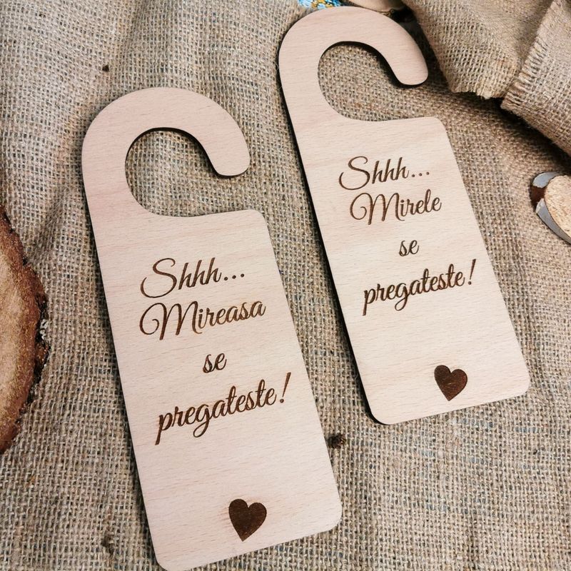 Casa si Gradina - Gradina si terasa - Decoratiuni exterior - Ornamente gradina - Set 2 Agatatoare HH1632 Decor Semn de Usa din lemn Personalizat Mire si Mireasa - Infinity.ro