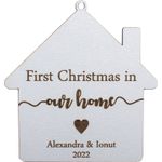 Casa si Gradina - Decoratiuni - Decoratiuni de sezon - Glob de Craciun cu Nume Personalizat HH1627 din Lemn Model First Christmas Home - Infinity.ro