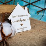 Casa si Gradina - Decoratiuni - Decoratiuni de sezon - Glob de Craciun cu Nume Personalizat HH1627 din Lemn Model First Christmas Home - Infinity.ro