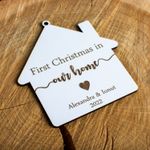 Casa si Gradina - Decoratiuni - Decoratiuni de sezon - Glob de Craciun cu Nume Personalizat HH1627 din Lemn Model First Christmas Home - Infinity.ro
