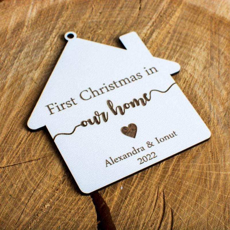 Casa si Gradina - Decoratiuni - Decoratiuni de sezon - Glob de Craciun cu Nume Personalizat HH1627 din Lemn Model First Christmas Home - Infinity.ro