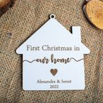 Casa si Gradina - Decoratiuni - Decoratiuni de sezon - Glob de Craciun cu Nume Personalizat HH1627 din Lemn Model First Christmas Home - Infinity.ro