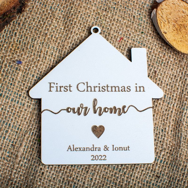 Casa si Gradina - Decoratiuni - Decoratiuni de sezon - Glob de Craciun cu Nume Personalizat HH1627 din Lemn Model First Christmas Home - Infinity.ro