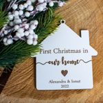 Casa si Gradina - Decoratiuni - Decoratiuni de sezon - Glob de Craciun cu Nume Personalizat HH1627 din Lemn Model First Christmas Home - Infinity.ro