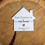 Casa si Gradina - Decoratiuni - Decoratiuni de sezon - Glob de Craciun cu Nume Personalizat HH1627 din Lemn Model First Christmas Home - Infinity.ro