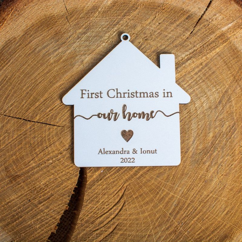 Casa si Gradina - Decoratiuni - Decoratiuni de sezon - Glob de Craciun cu Nume Personalizat HH1627 din Lemn Model First Christmas Home - Infinity.ro