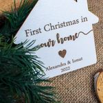 Casa si Gradina - Decoratiuni - Decoratiuni de sezon - Glob de Craciun cu Nume Personalizat HH1627 din Lemn Model First Christmas Home - Infinity.ro