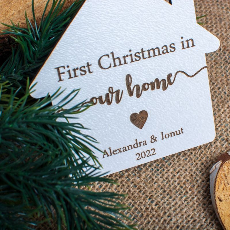 Casa si Gradina - Decoratiuni - Decoratiuni de sezon - Glob de Craciun cu Nume Personalizat HH1627 din Lemn Model First Christmas Home - Infinity.ro