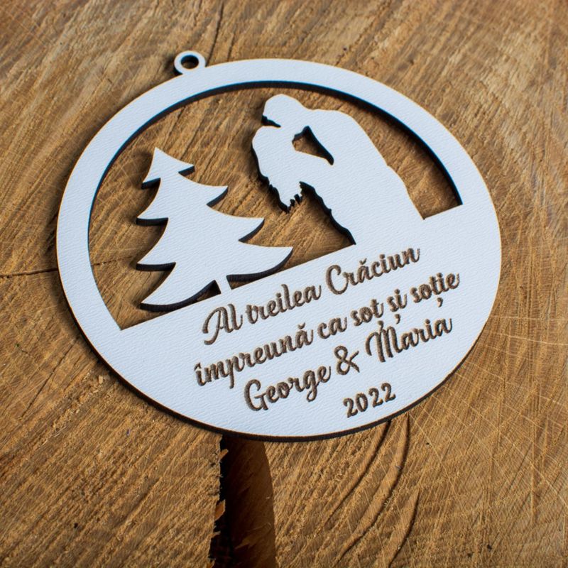 Casa si Gradina - Decoratiuni - Decoratiuni de sezon - Glob de Craciun cu Nume Personalizat HH1628 din Lemn Model Craciun Impreuna - Infinity.ro