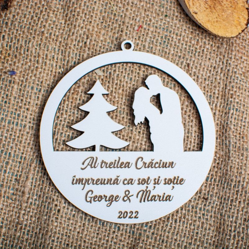 Casa si Gradina - Decoratiuni - Decoratiuni de sezon - Glob de Craciun cu Nume Personalizat HH1628 din Lemn Model Craciun Impreuna - Infinity.ro