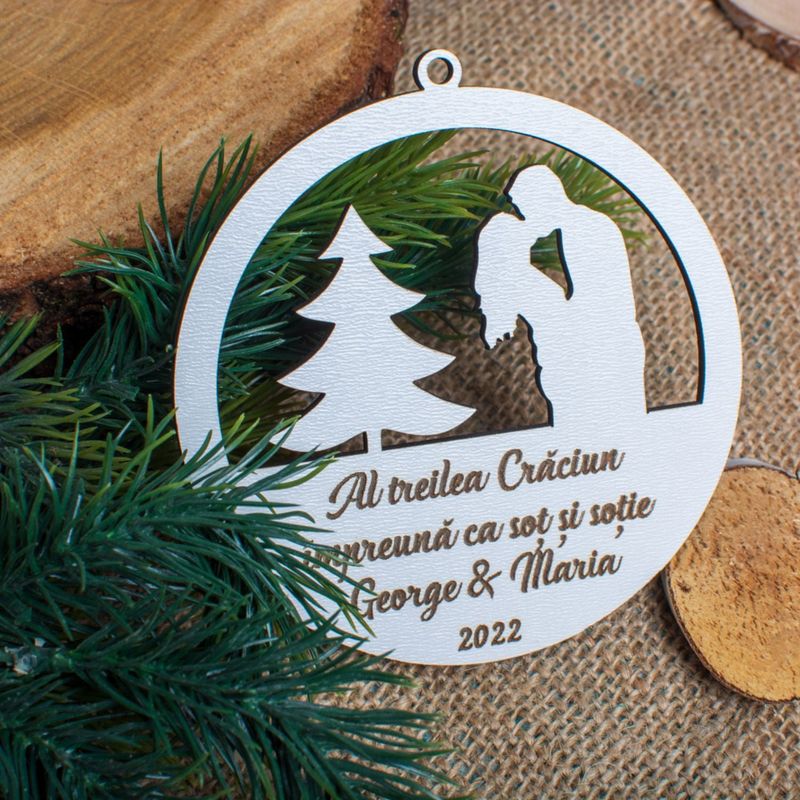 Casa si Gradina - Decoratiuni - Decoratiuni de sezon - Glob de Craciun cu Nume Personalizat HH1628 din Lemn Model Craciun Impreuna - Infinity.ro