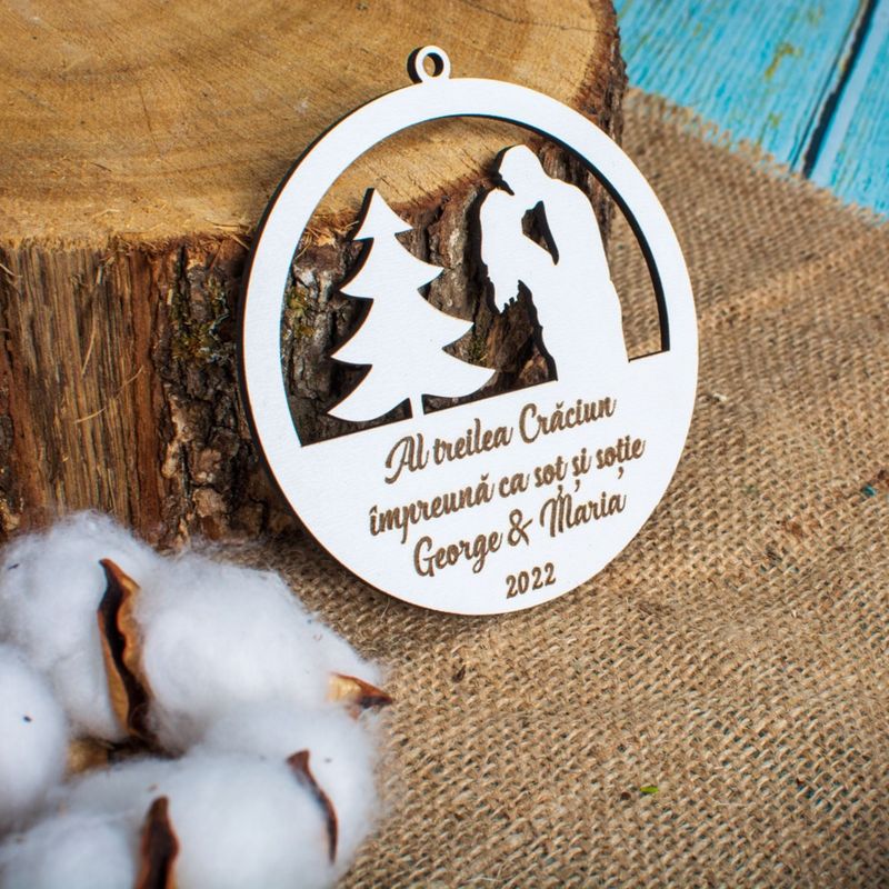 Casa si Gradina - Decoratiuni - Decoratiuni de sezon - Glob de Craciun cu Nume Personalizat HH1628 din Lemn Model Craciun Impreuna - Infinity.ro