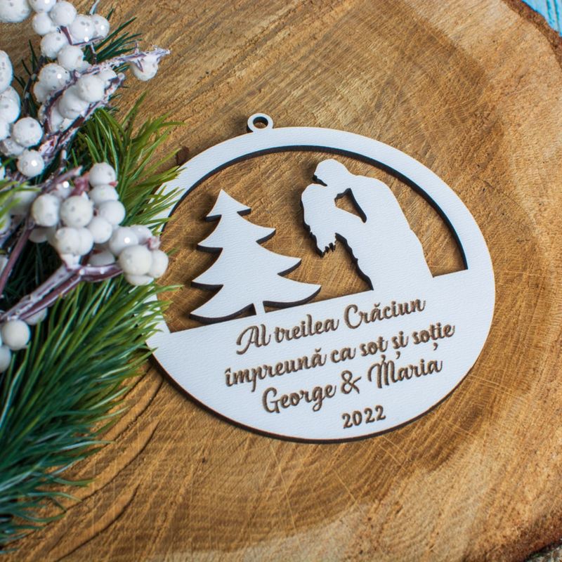 Casa si Gradina - Decoratiuni - Decoratiuni de sezon - Glob de Craciun cu Nume Personalizat HH1628 din Lemn Model Craciun Impreuna - Infinity.ro