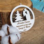 Casa si Gradina - Decoratiuni - Decoratiuni de sezon - Glob de Craciun cu Nume Personalizat HH1628 din Lemn Model Craciun Impreuna - Infinity.ro