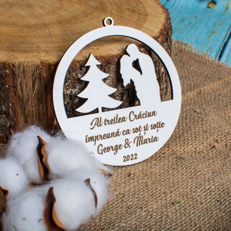 Casa si Gradina - Decoratiuni - Decoratiuni de sezon - Glob de Craciun cu Nume Personalizat HH1628 din Lemn Model Craciun Impreuna - Infinity.ro