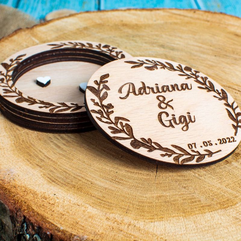 Fashion, accesorii si bijuterii - Femei - Bijuterii femei - Cutii bijuterii - Cutie Verighete Rotunda Personalizata HH1633 din Lemn 10x10 cm - Infinity.ro