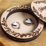 Fashion, accesorii si bijuterii - Femei - Bijuterii femei - Cutii bijuterii - Cutie Verighete Rotunda Personalizata HH1633 din Lemn 10x10 cm - Infinity.ro