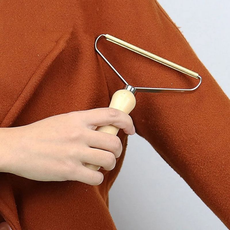 Petshop - Ingrijire si Igiena - Produse uz extern - Perii si manusi - Perie portabila pentru indepartarea scamelor si a parului de animale, maner din lemn, 16 x 12, 5 cm, Vivo WDLR01 - Infinity.ro