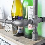 Casa si Gradina - Bucatarie si vesela - Accesorii bar - Suporturi bauturi - Raft pentru sticle de vin, Hanah Home, lemn de molid si metal, nuc si negru, 60x17x67 cm - Infinity.ro