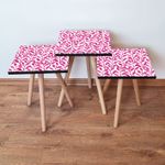 Casa si Gradina - Mobilier - Mese si birouri - Masute de cafea - Set masute de cafea, Hanah Home, mdf, fucsia si alb, 3 piese, picioare lemn de fag - Infinity.ro