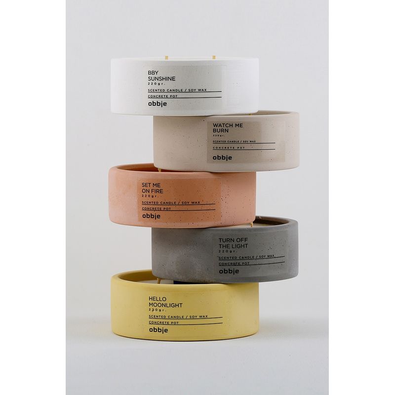 Casa si Gradina - Decoratiuni - Aromaterapie si lumanari - Lumanari si candele - Lumanare parfumata, Aberto Design, beton, alb, lemn de santal, 12x4.5 cm - Infinity.ro