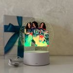 Casa si Gradina - Corpuri si surse de iluminat - Veioze si lampi - Lampi de veghe copii - Lampa De Veghe LED, The Kalogeras sisters, 7 Culori, Lumina Ambientala, Alimentare USB sau 3 baterii AA - Infinity.ro