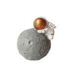 Casa si Gradina - Decoratiuni - Obiecte decorative - Accesorii decorative - Statueta decorativa, Astronaut pe asteroid, 6 cm, DY2139-7B - Infinity.ro