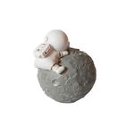 Casa si Gradina - Decoratiuni - Obiecte decorative - Accesorii decorative - Statueta decorativa, Astronaut pe asteroid, 6 cm, DY2139-7B - Infinity.ro