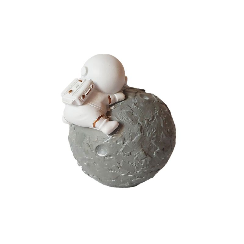 Casa si Gradina - Decoratiuni - Obiecte decorative - Accesorii decorative - Statueta decorativa, Astronaut pe asteroid, 6 cm, DY2139-7B - Infinity.ro