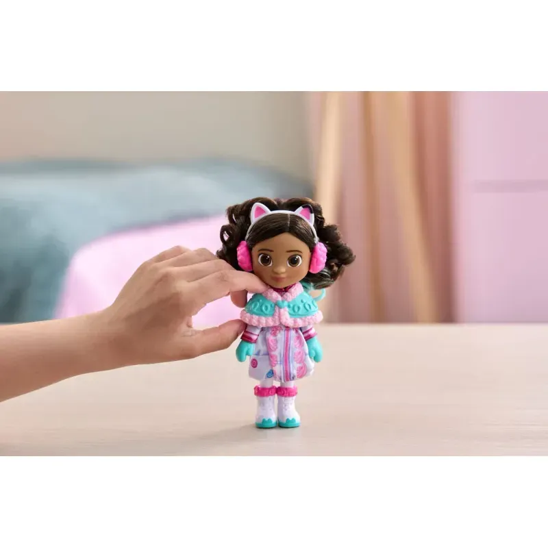 Jucarii, Copii si Bebe - Jucarii si jocuri - Papusi si accesorii - Papusi - Gabbys Dollhouse Filmul Papusa Tinuta De Iarna Cu Accesorii - Infinity.ro