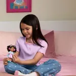 Jucarii, Copii si Bebe - Jucarii si jocuri - Papusi si accesorii - Papusi - Gabbys Dollhouse Filmul Papusa Tinuta De Iarna Cu Accesorii - Infinity.ro