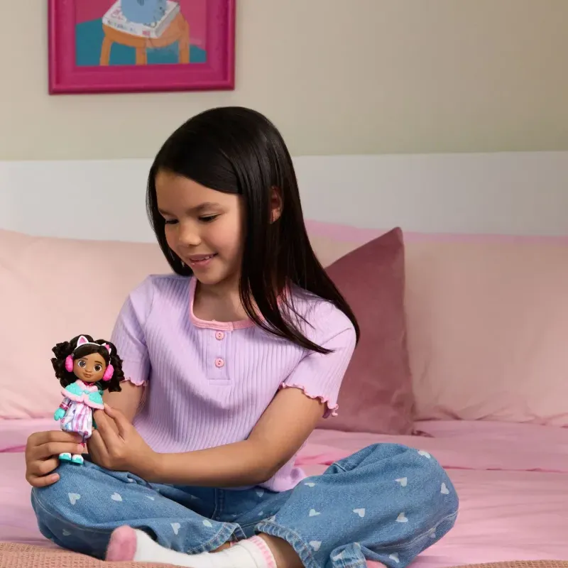 Jucarii, Copii si Bebe - Jucarii si jocuri - Papusi si accesorii - Papusi - Gabbys Dollhouse Filmul Papusa Tinuta De Iarna Cu Accesorii - Infinity.ro